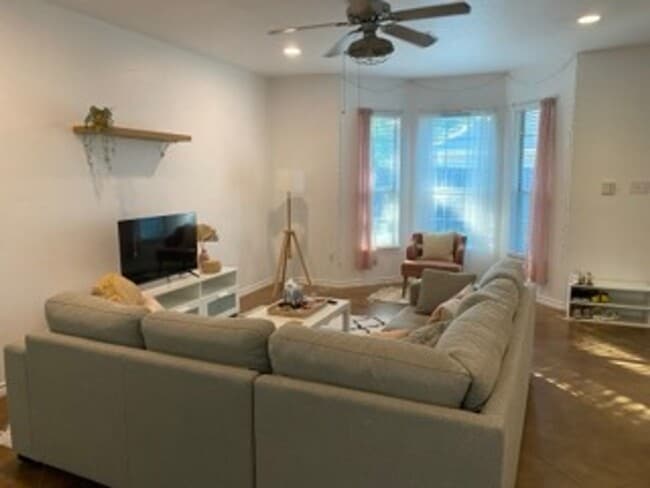 Building Photo - Inner-Bubble Living — Steps from Baylor University