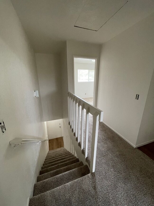 Building Photo - Charming Townhouse (2 Bed / 1.5 Bath)