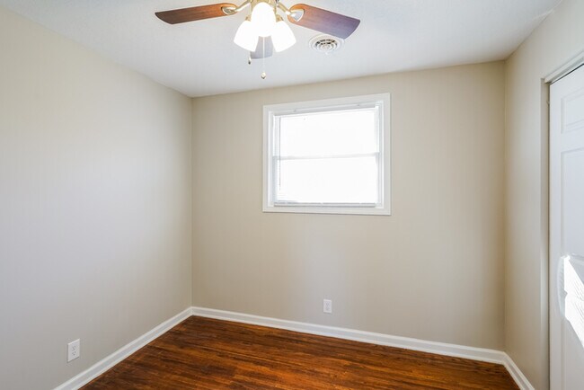 Building Photo - Charming 4-Bedroom Home with Spacious Lawn
