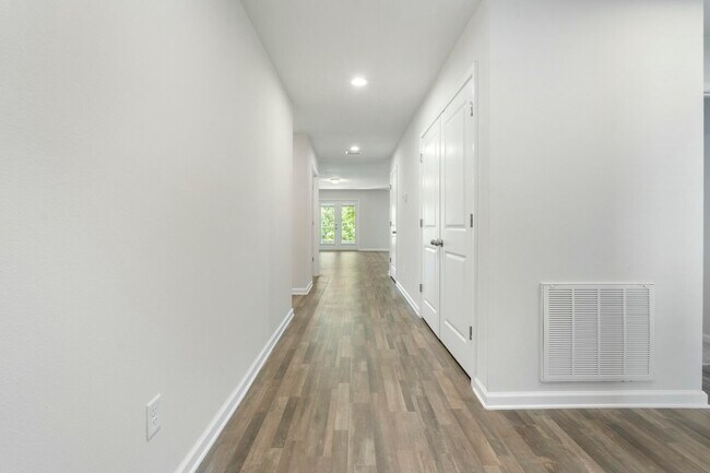 Building Photo - 610 Riverwalk Cir