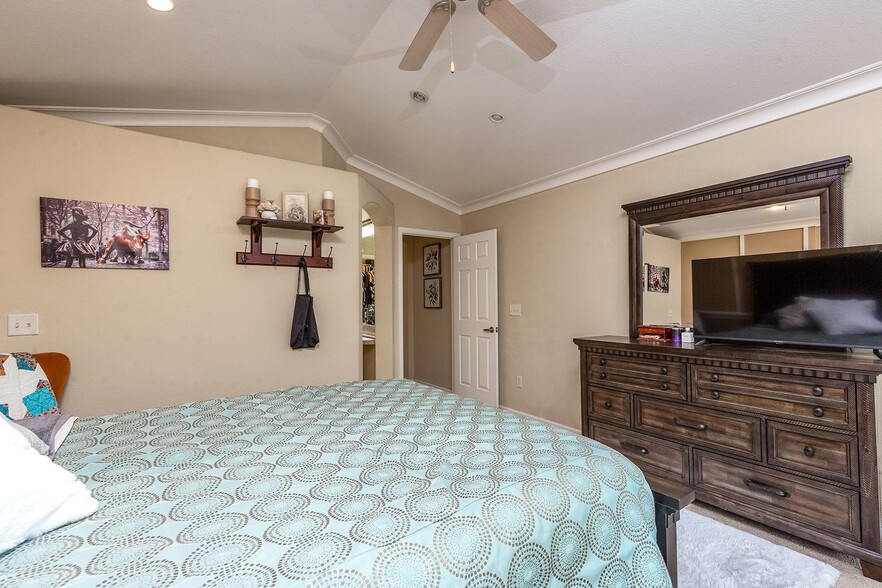 Building Photo - 15201 E Batavia Pl