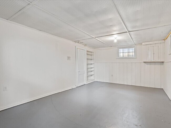 Building Photo - Vintage home with Modern finishes and fenc...