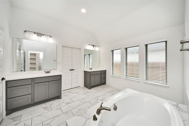 Building Photo - 2130 Coyote Run Dr