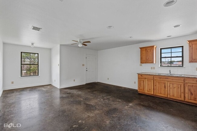 Building Photo - 1719 Lakeshore Dr