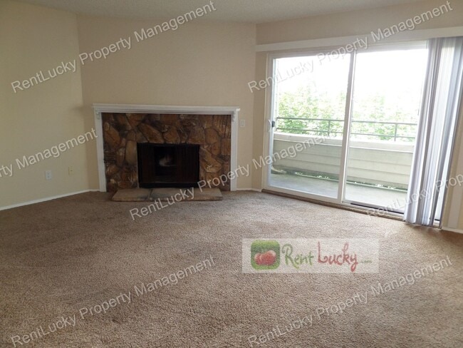 Building Photo - Wonderful 2-Bedroom Top Floor Condo in Renton - Great Location!