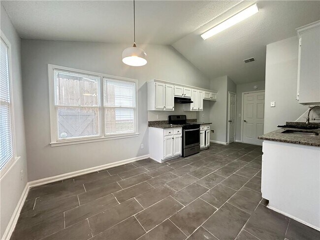 Building Photo - 510 Heathgate Dr SW