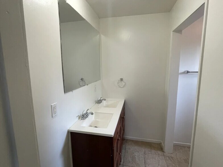 Building Photo - 7313 Reseda Blvd
