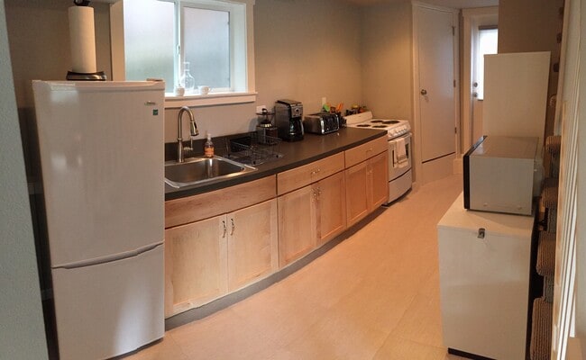 Building Photo - EXQUISITE 4 BED/3 BATH FURNISHED EASTLAKE ...