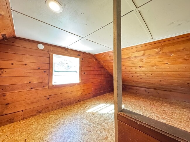 Building Photo - 2 Story home close to downtown