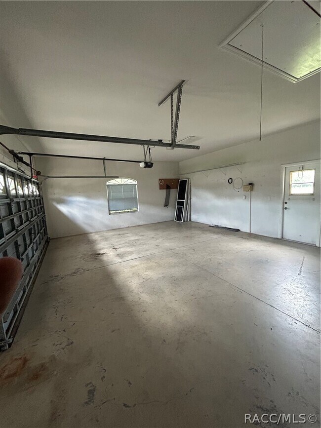 Building Photo - 2675 N Canterbury Lake Dr
