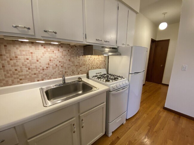 Building Photo - 1 Bed 1 Bath Historic Preserved Douglas Apartments in Desirable Lowry Hill Available Now!