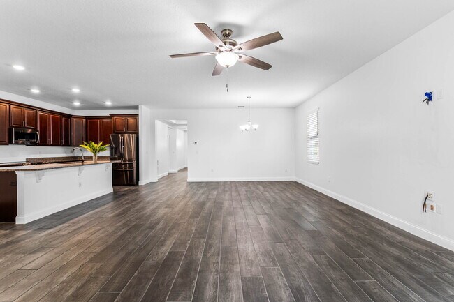 Building Photo - Spacious 4-Bed / 2-Bath Home with 3-Car Garage in Apopka with Modern Touches!
