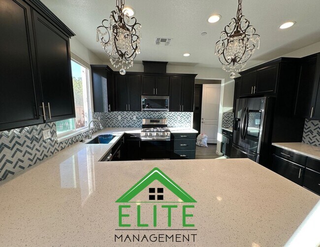 Building Photo - Beautiful 3-Bedroom Home in Desirable Trac...