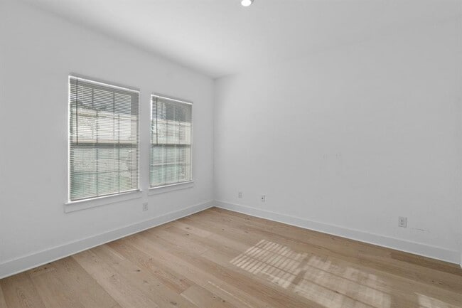 Building Photo - 1325 Castalo Ln