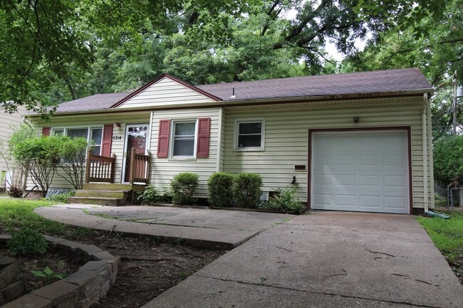 Building Photo - 2 Bedroom 1 Bath Home in Roeland Park.