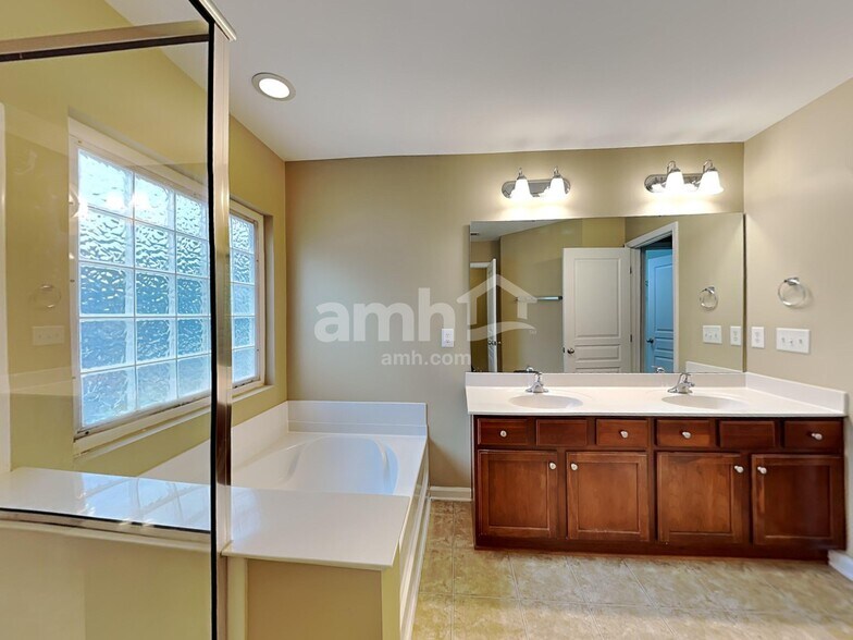 Building Photo - 3211 Whispernut Ln