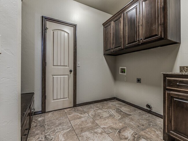 Building Photo - Luxury Rental Home in Edmond Schools + Com...