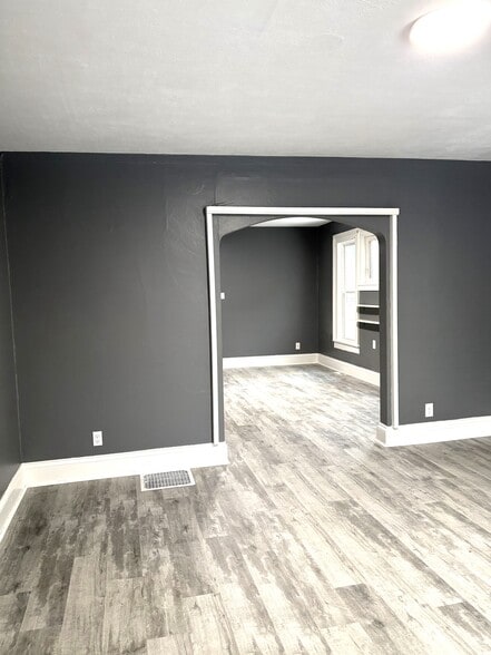 Building Photo - 313 E 7th St