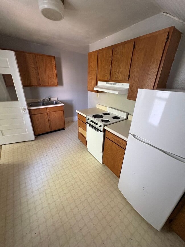 Building Photo - 2 bedroom 1 bathroom apartment 1/2 FIRST M...