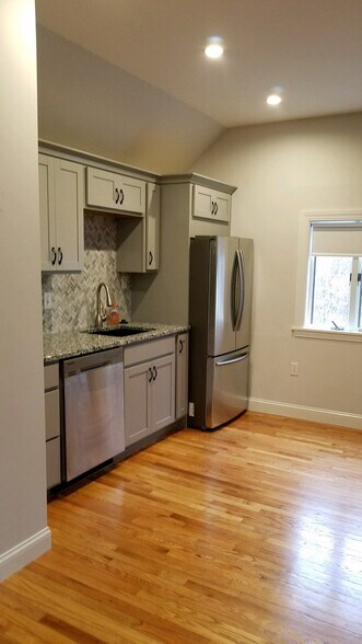 Building Photo - 10 Beehive Dr