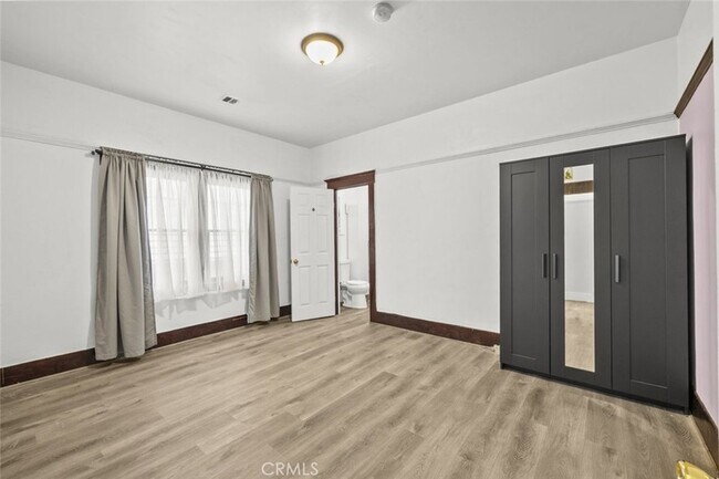Building Photo - 1549 N Kingsley Dr
