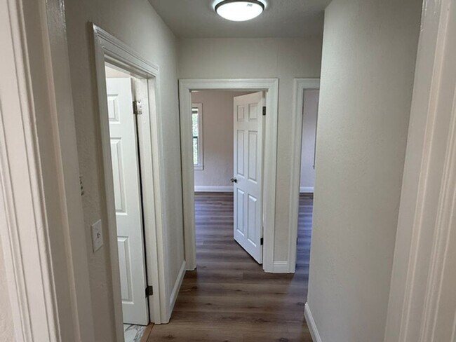 Building Photo - 143 Ladera Dr