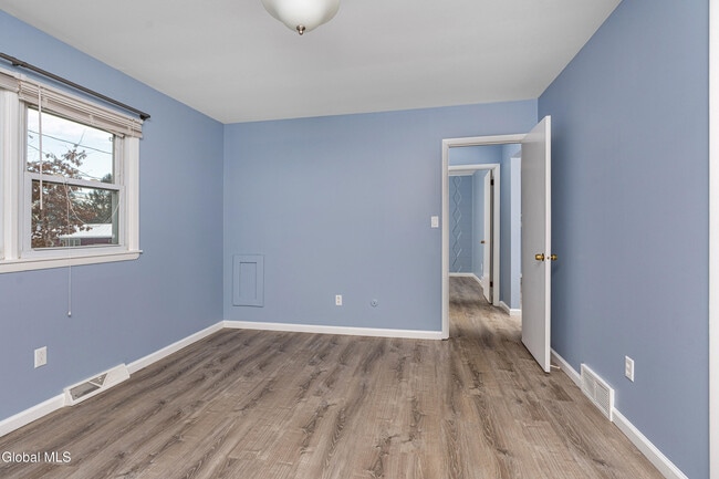 Building Photo - 7 Elgin St