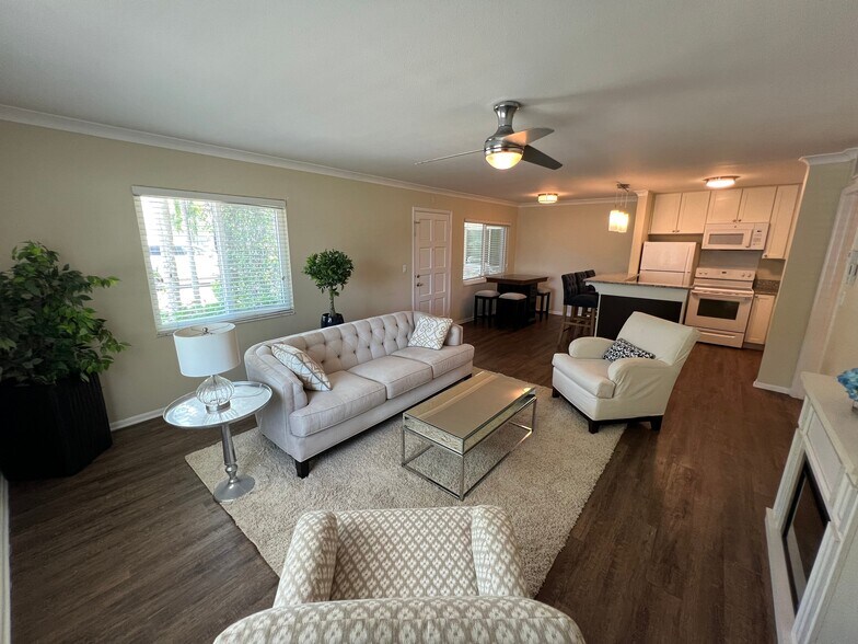 Building Photo - 2 Bed/2 Bath - Unit 21