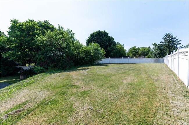 Building Photo - 6350 Robin Ln