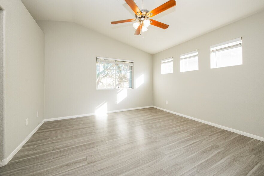 Building Photo - 3020 Sunrise Bay Ave