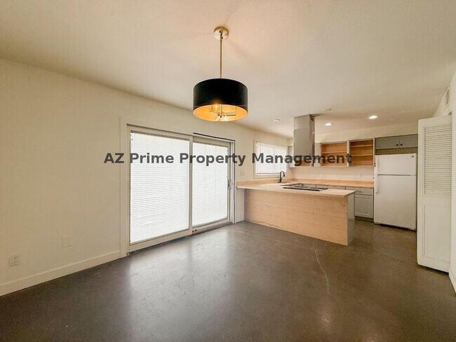 Building Photo - 4440 W Solano Dr N