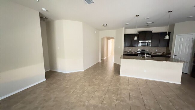 Building Photo - 4 bedroom 2 bathroom house! HOUSING ACCEPTED!