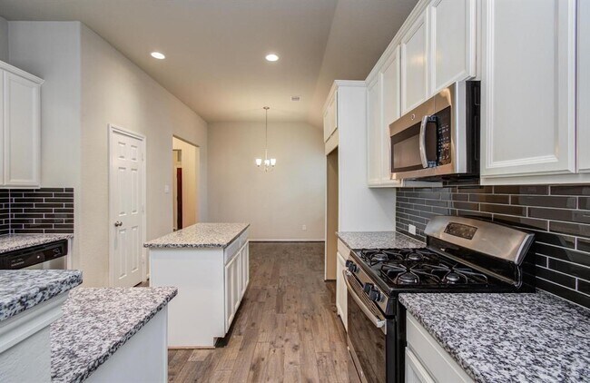 Building Photo - 15618 Whispering Green Dr
