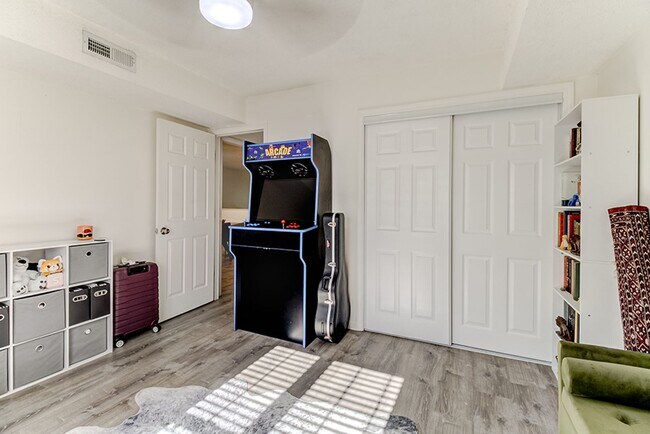 Building Photo - COMING SOON - Spacious Updated Condo in Great Location!