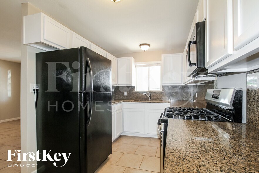 Building Photo - 4138 E Bluefield Ave