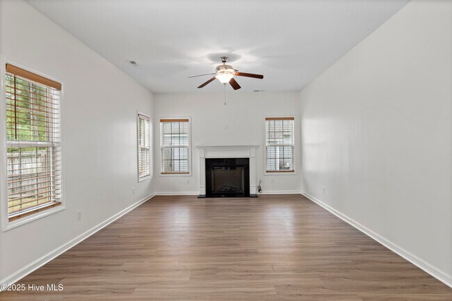 Building Photo - 207 Riverstone Ct