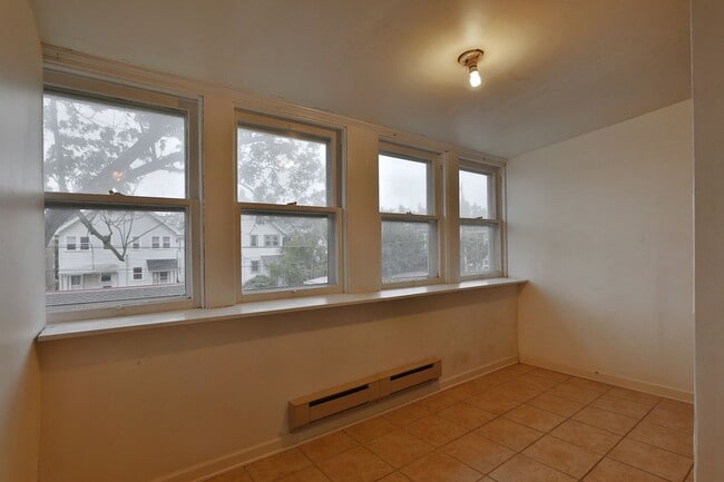 Building Photo - 2403 Summit St