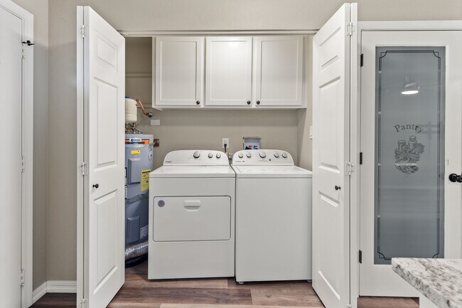 Building Photo - 1100 Excalibur Dr