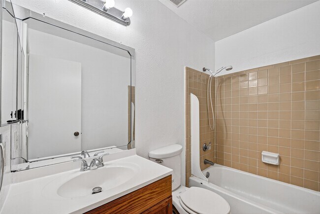 Building Photo - 14219 Dartwood Dr
