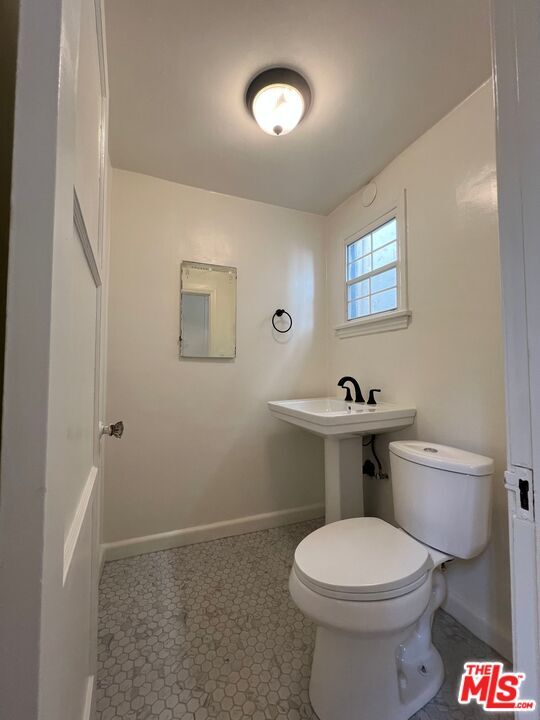 Building Photo - 1024 1/2 N Gardner St