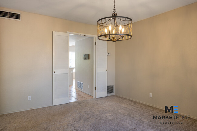 Building Photo - 4Bed/2.5Bath Home at 56th/Cactus! $399 MOV...