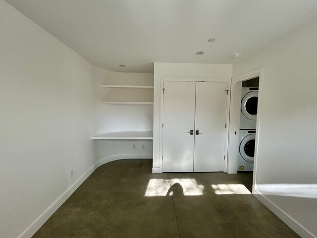 Building Photo - Modern 1BR Apt. (Built 2023), Walk to Down...