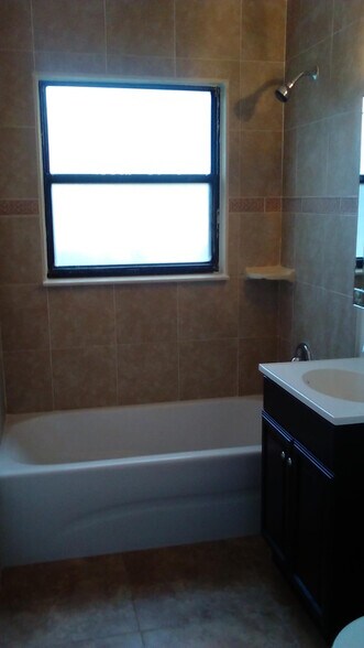 unit 5 full bath - 7105 Poinsetta Ave