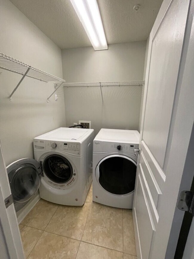 Building Photo - Midtowne