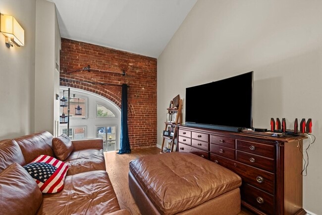 Building Photo - 106 13th St