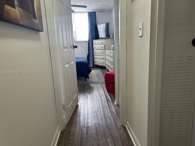 Building Photo - 2851 Somerset Dr