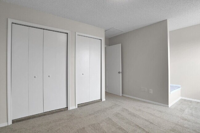 Building Photo - Fully Remodeled End-Unit Townhome Near Pet...