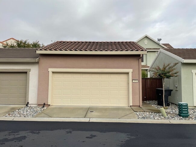 Building Photo - Nice Townhome w/ Detached Garage, Granite ...