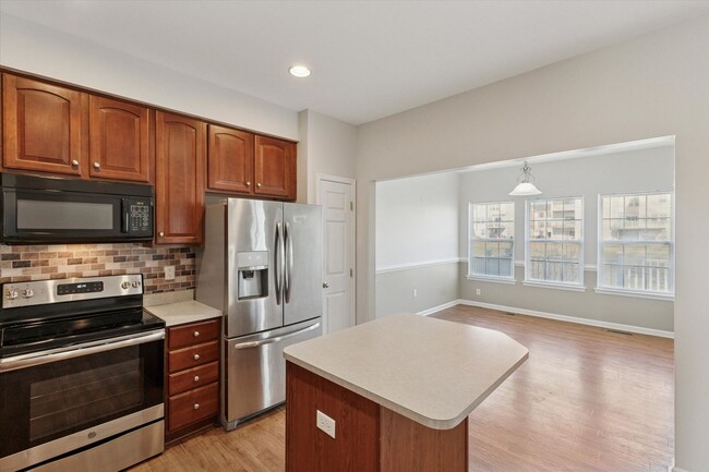 Building Photo - Newly Renovated 3 Bed 2.5 Bath Townhome in...