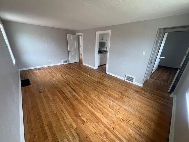 Building Photo - 525 E 222nd St